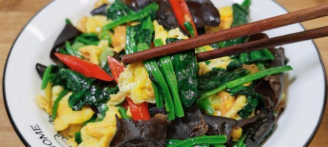 健康营养，美味可口——菠菜拌鸡蛋（以菠菜为主料）
