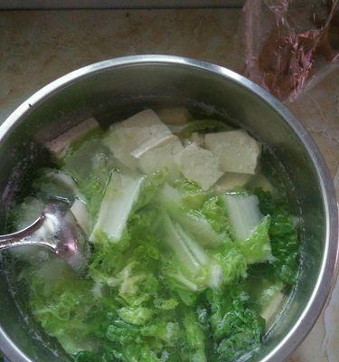 猪肝豆腐汤的做法（美味家常汤菜的制作方法）
