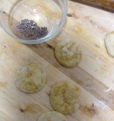 手工制作芝麻红糖酥饼（传统美味）
