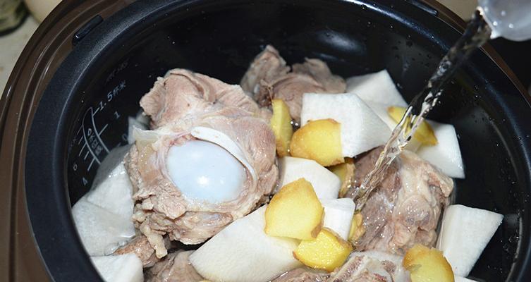 白萝卜白蘑菇排骨汤——营养美味双丰收（家常汤菜）