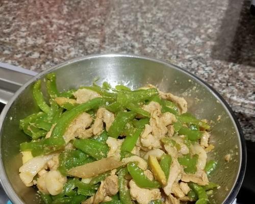 青椒炒腊鸡肉丝的家常做法（美味健康）