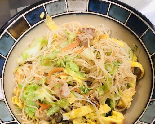 美味炒面，自己做更健康（15个步骤教你做一份香辣可口的炒面）