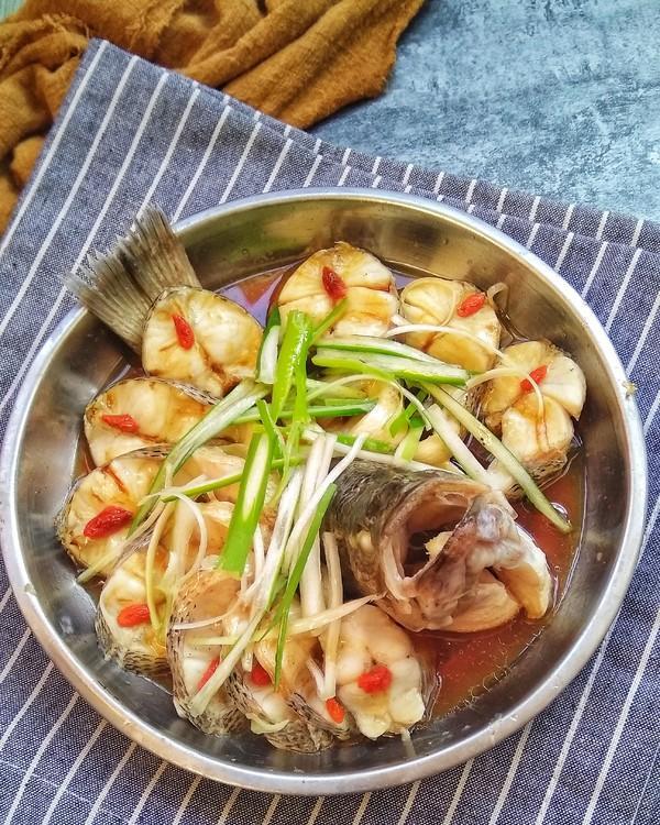 清蒸草鱼之孔雀开屏的做法是什么？如何在家轻松制作？