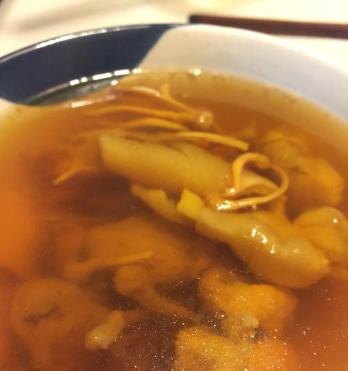 学会烹制美味猪肉汤（传统美食汇聚舌尖）