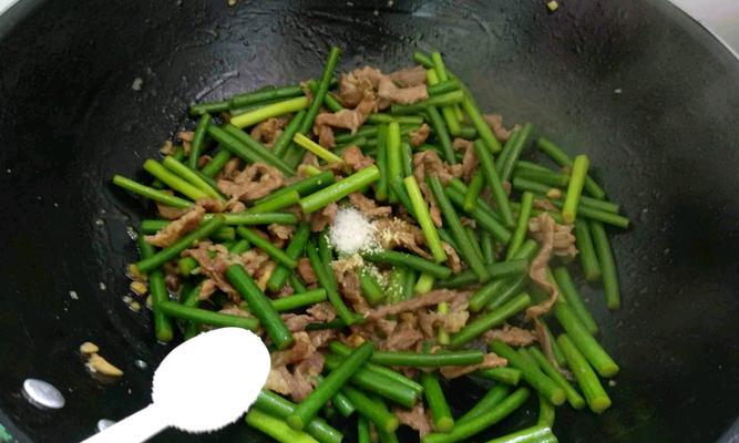 蒜薹炒肉片，美味又健康（用新鲜蒜薹和嫩肉片）