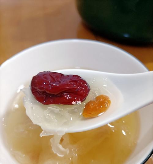 营养美味的银耳红枣枸杞汤（家常养生汤）
