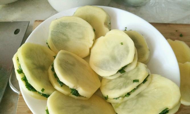手工制作美味炸土豆盒子的全套做法（脆香可口）