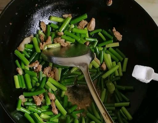 热辣蒜苔炒肉末（鲜香可口的家常菜谱）