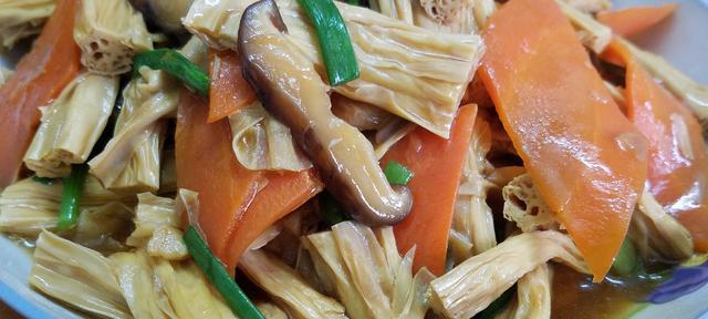 以素烧腐竹的做法，让你爱上素菜（家庭美食）