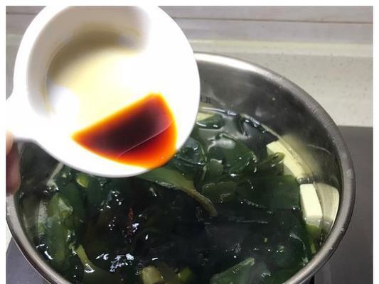 做一道营养丰富的虾皮豆腐白菜海带汤（富含蛋白质和维生素）