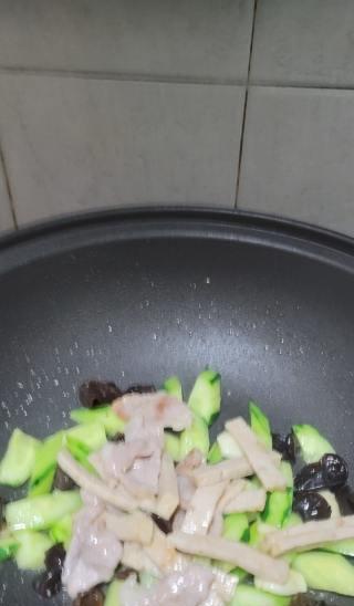 青瓜木耳炒肉的做法是什么？如何快速学会这道家常菜？