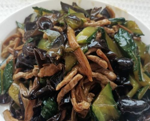 青瓜木耳炒肉的做法是什么？如何快速学会这道家常菜？