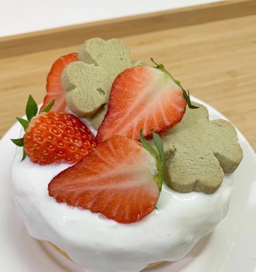 手工制作纸杯草莓蛋糕（用草莓和纸杯打造美味佳肴）