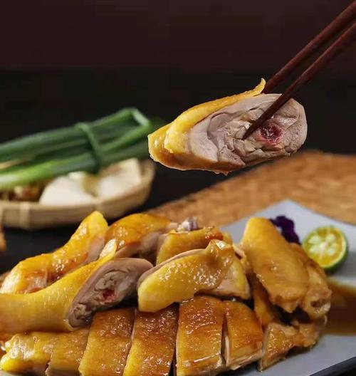 如何制作美味的白切阉鸡（以传统手作的白切阉鸡）