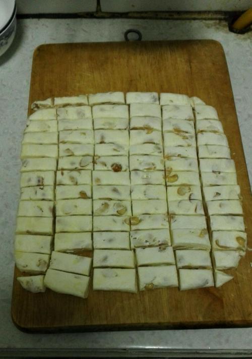 双色牛轧糖怎么做？制作过程中有哪些常见问题？