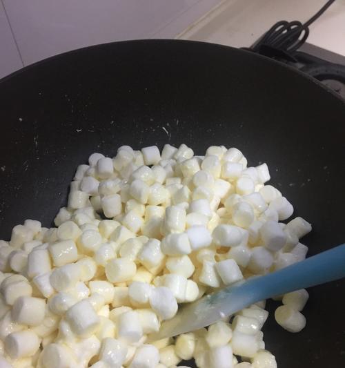双色牛轧糖怎么做？制作过程中有哪些常见问题？