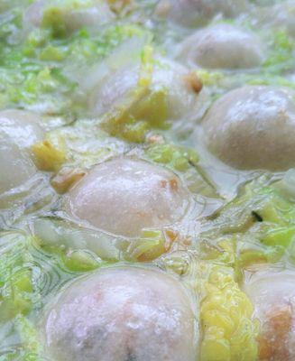 自制咸汤圆的制作方法（口感鲜美的自制咸汤圆）