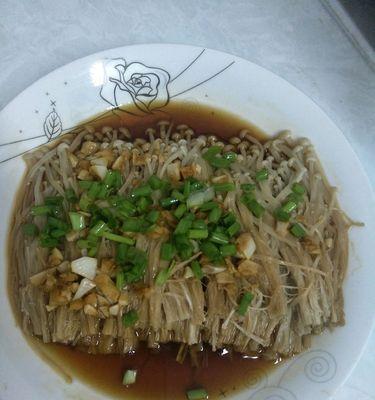 猪肉卷蒸金针菇，美味健康的佳肴（用最简单的方法打造最美味的金针菇猪肉卷）