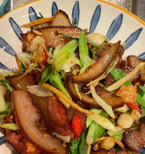色香味俱佳的彩椒炒腊肉（家常美食）