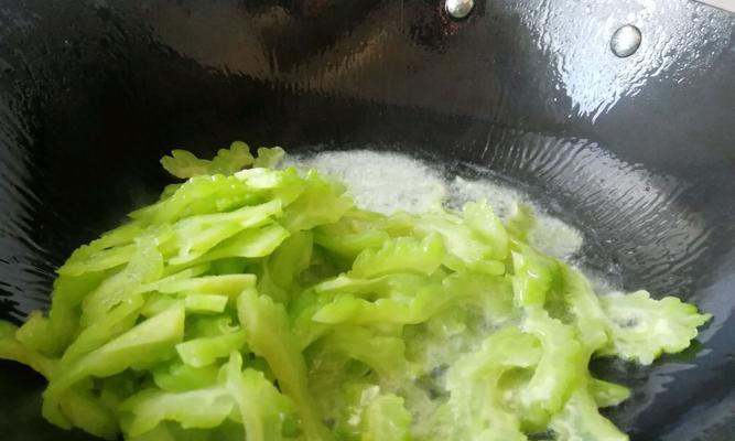 山药炒苦瓜，健康美味的搭配（如何用山药炒苦瓜）