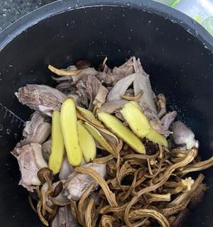 茶树菇煲水鸭汤的做法是什么？煲汤过程中需要注意哪些常见问题？