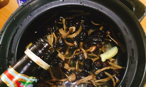 茶树菇煲水鸭汤的做法是什么？煲汤过程中需要注意哪些常见问题？