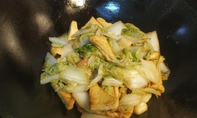 美味猪肉白菜炖豆腐的做法（一道下饭又健康的家常菜）