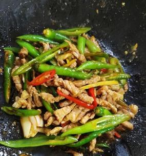 教你做一道色香味俱佳的青椒肉丝鸡蛋丝（美食餐桌上的好滋味）
