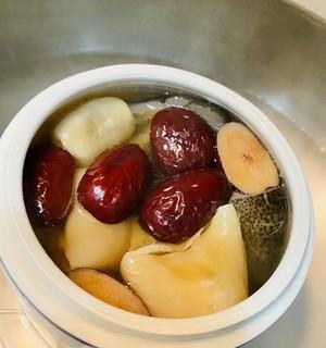 白参红枣炖鸡汤，营养滋补的家常好味（如何利用白参和红枣煲一锅暖心的营养炖鸡汤）