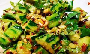 彩椒拌黄瓜——清爽美味的夏日凉菜（以彩椒点缀的清新黄瓜）
